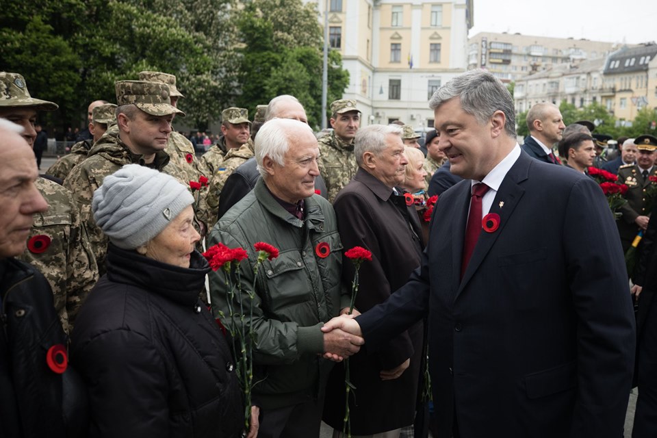 Порошенко: "Пять лет потомки ветеранов, победивших фашизм, защищают Украину от агрессии России"