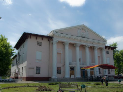 Тягнибок: В городе Счастье снаряд попал в дом культуры, где проходила свадьба бойца "Айдара"