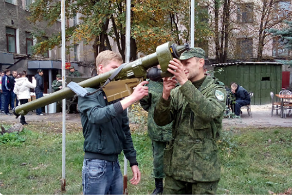 Гютлергенд в Горловке: боевики “ДНР” показали, как вербуют подростков (кадры)