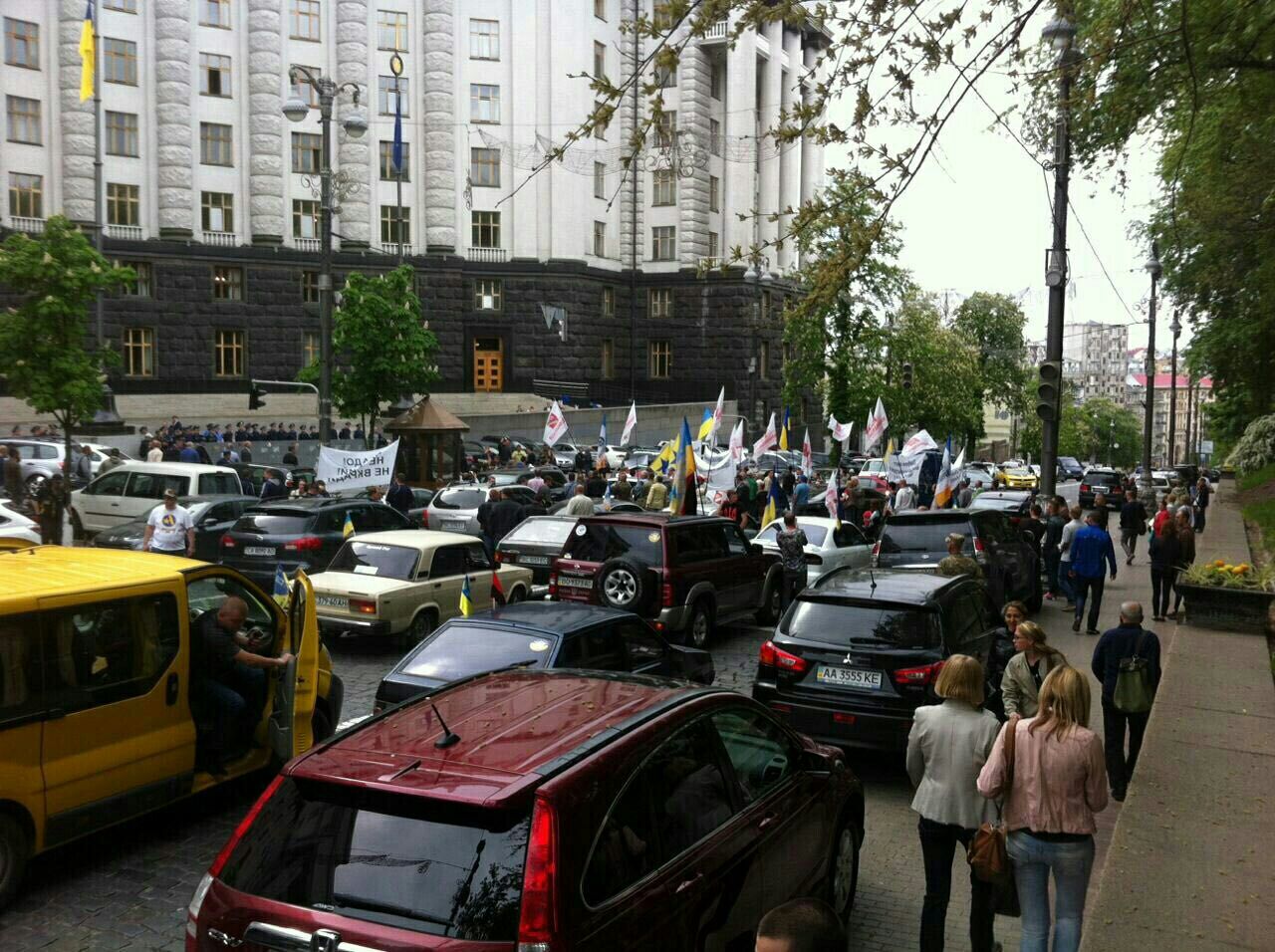 ​Митингующие под Радой перекрыли улицу Грушевского