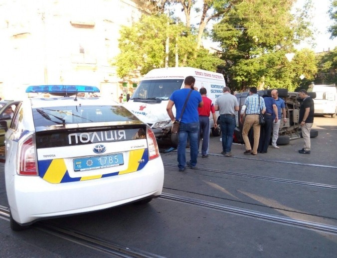 В Одессе внедорожник ''влетел'' в авто патрульных, затем столкнулся с проезжавшим бусом и перевернулся