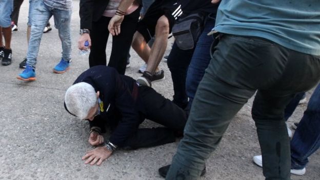 В греческом городе Солоники демонстранты жестоко избили 75-летнего мэра