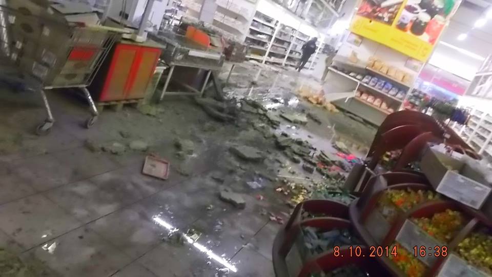 Последствия попадания снаряда в супермаркет "Амстор" 08.10.2014