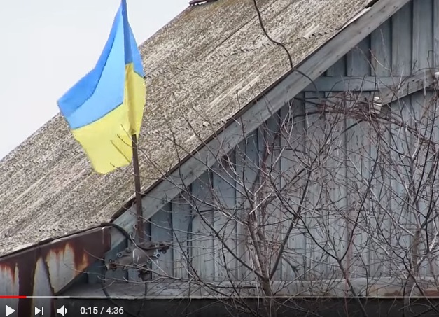 "Теперь здесь всегда будет украинский флаг", - жители освобожденных поселков на Донбассе метко поставили на место пропагандистов ответом о том, как им теперь живется с ВСУ, - кадры 