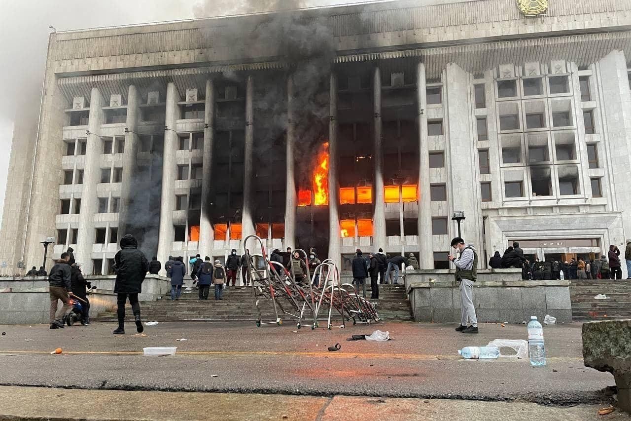 ​“Перерастает в бойню”, - эксперт об опасности бунтов в Казахстане