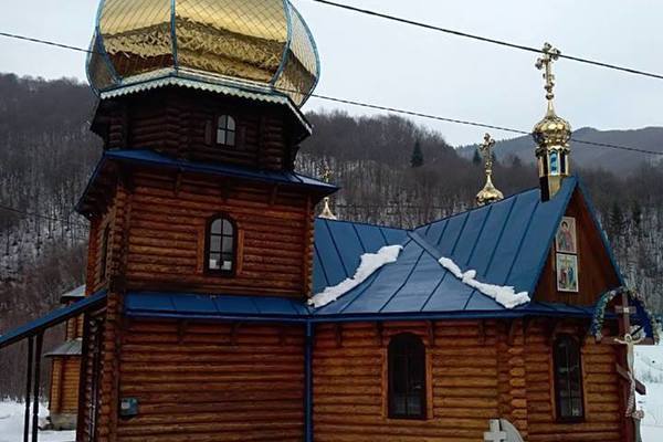 На Закарпатье прихожане РПЦ избили священника ПЦУ и планируют захват храма