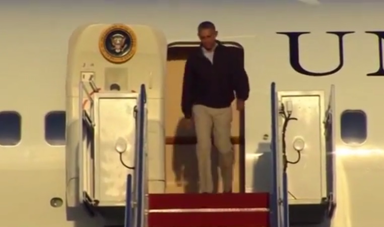 Барак Обама едва не рухнул с трапа самолета. Видео