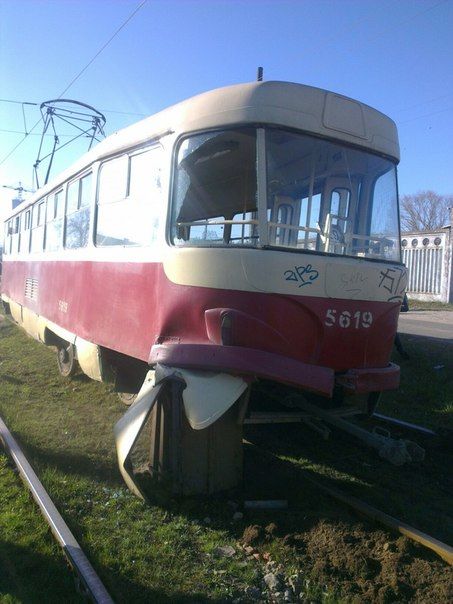 В Киеве сошел с рельсов трамвай с пассажирами