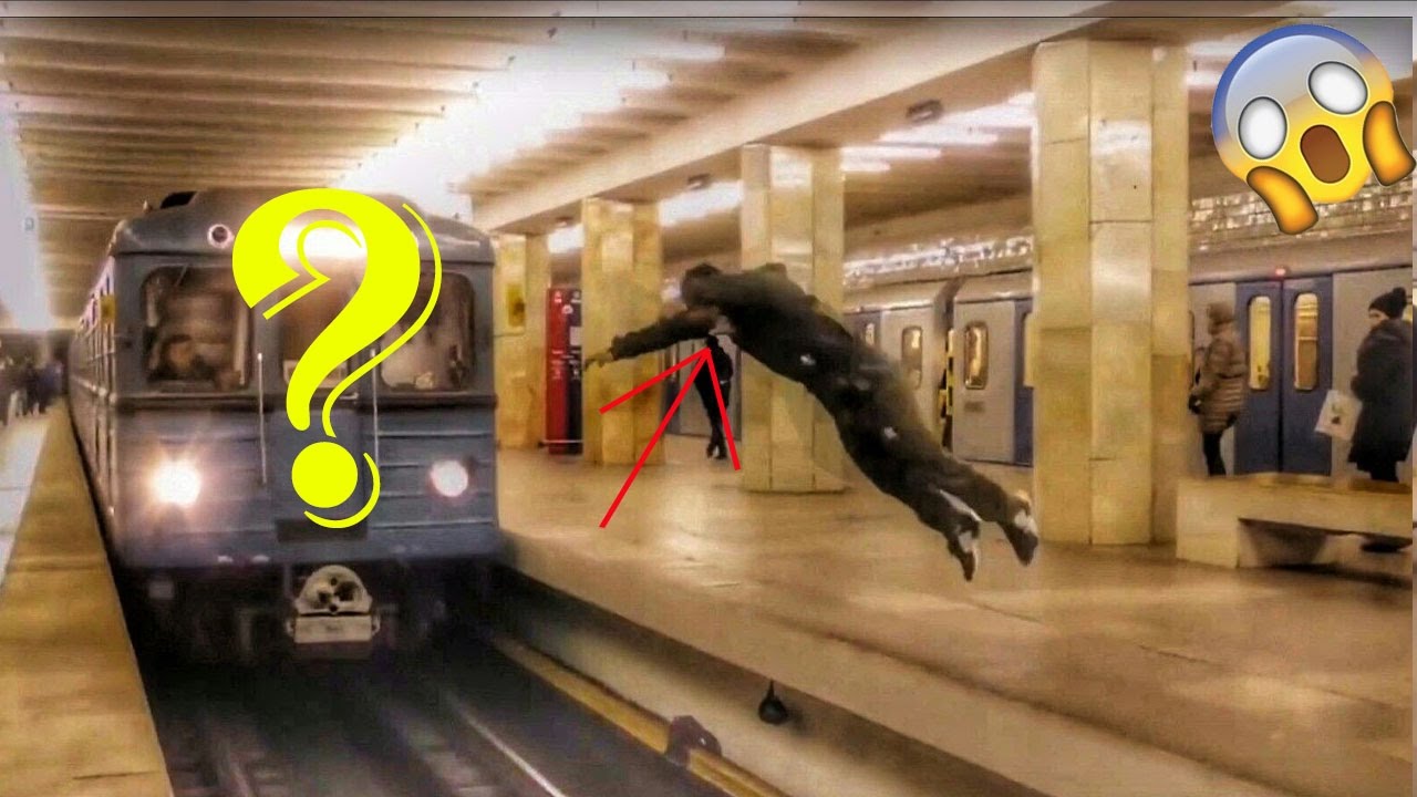 В московском метро неизвестный чуть не лишился головы из-за экстремального прыжка: опубликовано видео