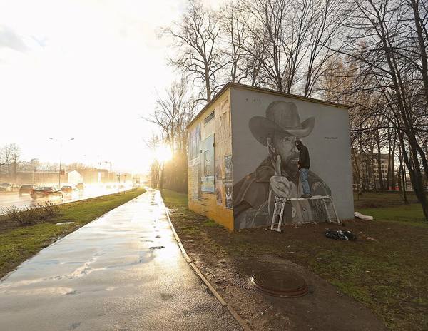 Вандализм в "культурной столице" России: в Петербурге неизвестные безнадежно испортили граффити с Чаком Норрисом