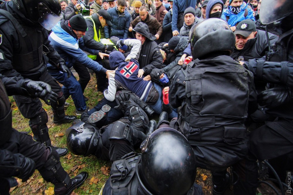 Массовая драка и взрывы в Одессе: протестующие в Горсаду разбили голову начальнику одесской полиции Головину, - опубликованы новые кадры с места столкновений