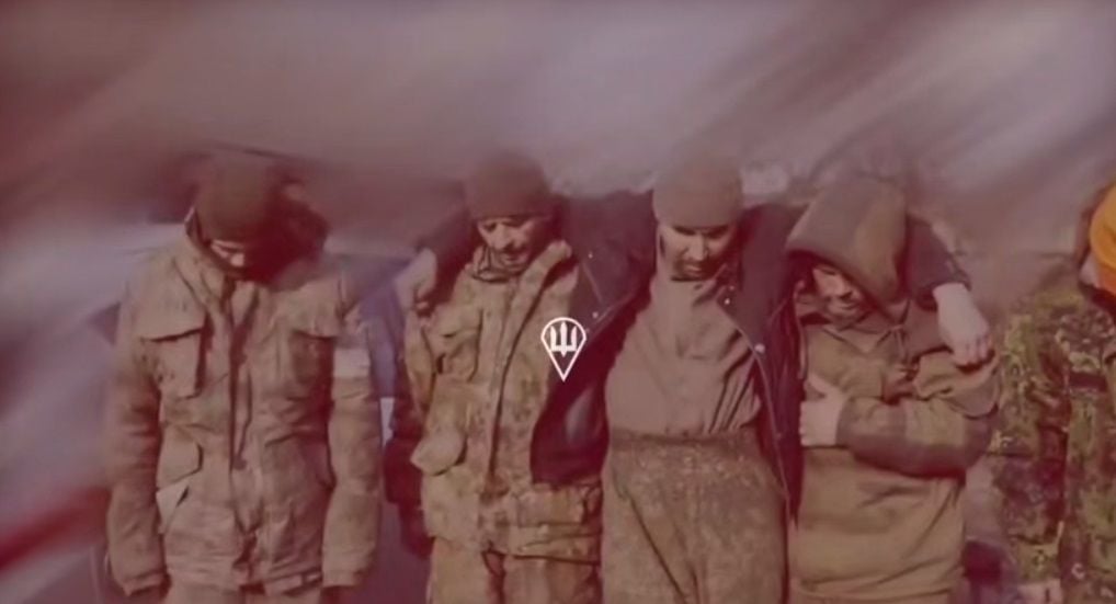 З'явилося відео, як українські військові на Курщині взяли у полон одразу 21 російського окупанта