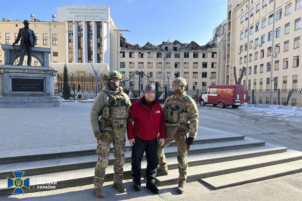 В Харькове поймали корректировщика и сфотографировали на фоне разрушенного с его помощью здания вуза
