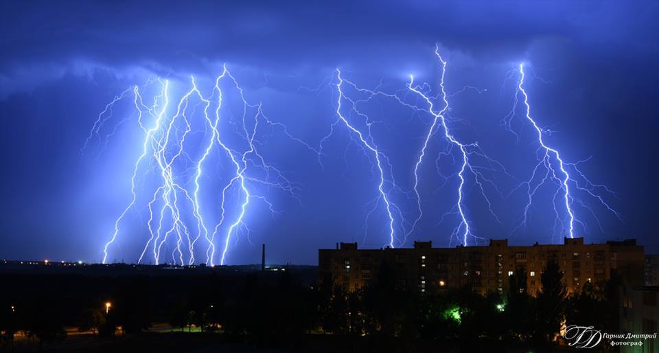 Удивительная молния над ночной Авдеевкой: опубликованы впечатляющие кадры мощной грозы