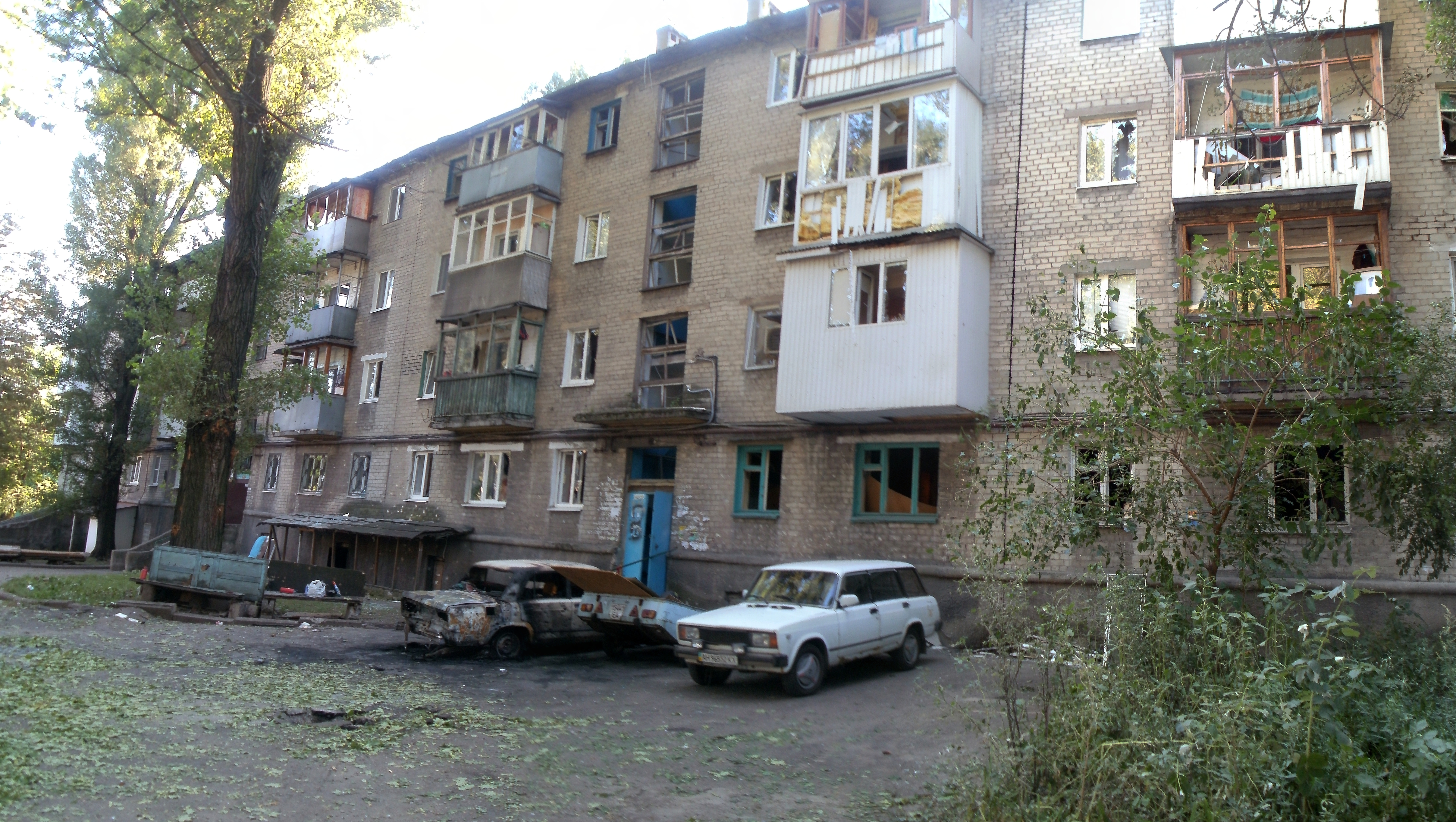 Последствия артудара по Киевскому району Донецка: взорванный автомобиль и искореженная детская площадка