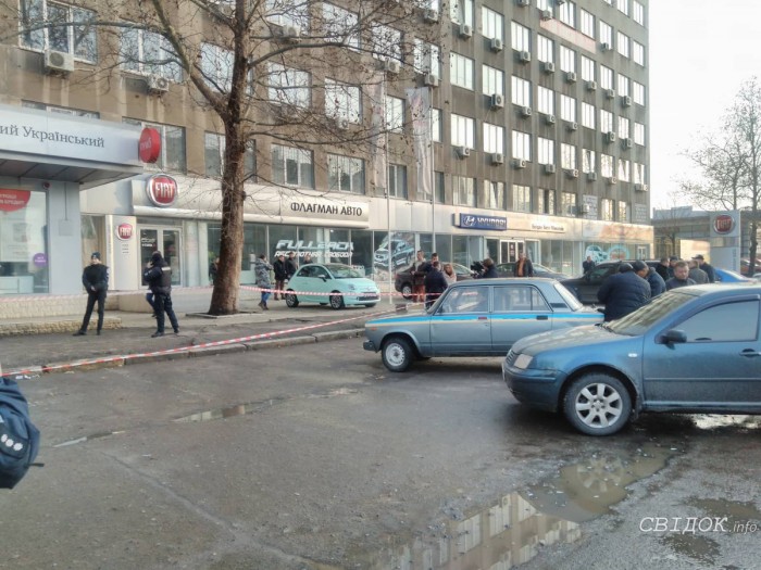 Женщина погибла на месте, мужчина - в машине скорой помощи: в Николаеве расстреляли супругов у здания суда