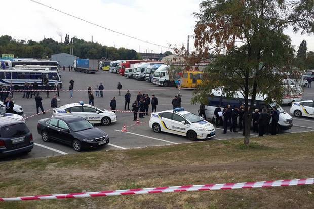 В Днепре преступник выхватив табельное оружие у полицейских расстрелял целый патруль: один человек погиб, девушка тяжело ранена (кадры)