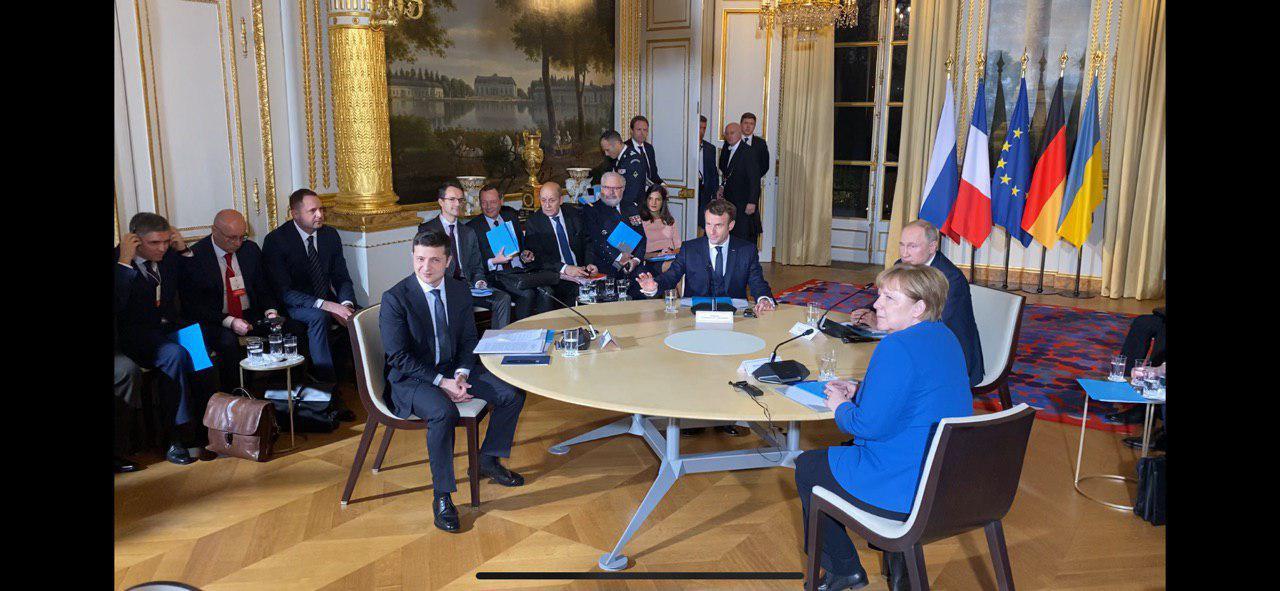 Зеленский не пожал руку Путину в Париже: видео первой встречи президента Украины и России 
