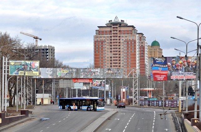 Соцсети: "Улицы Донецка перекрыты: мотаются военные кортежи, по городу идет тотальная проверка документов"