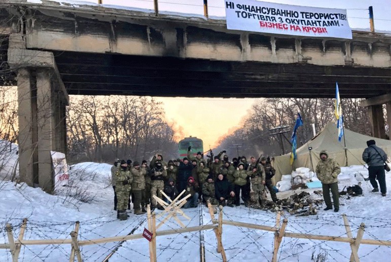 "Сначала поднимите свой зад и приезжайте сюда, а потом поддерживайте или проклинайте!" - участники блокады Донбасса заявили, что не сотрудничают ни с какими партиями