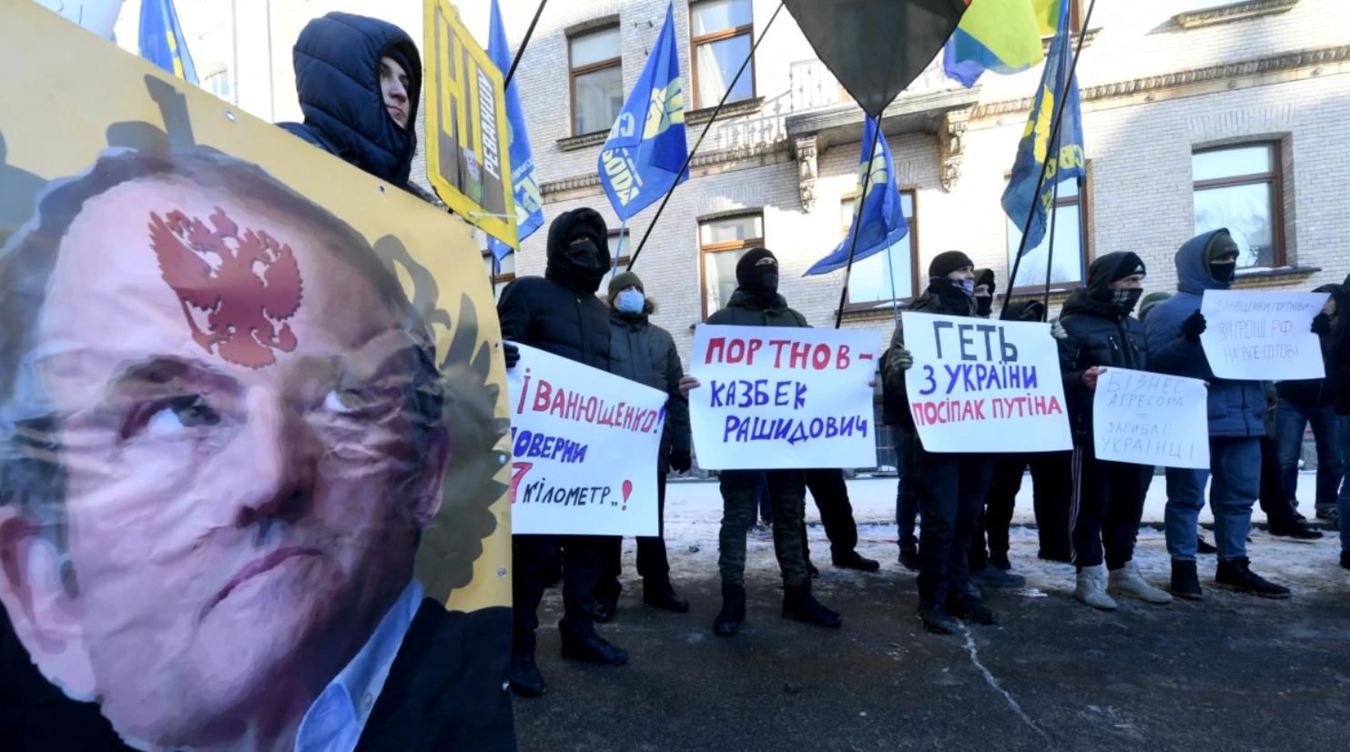 Националисты под домом Медведчука выдвинули требование Зеленскому: их "глушат" российскими песнями