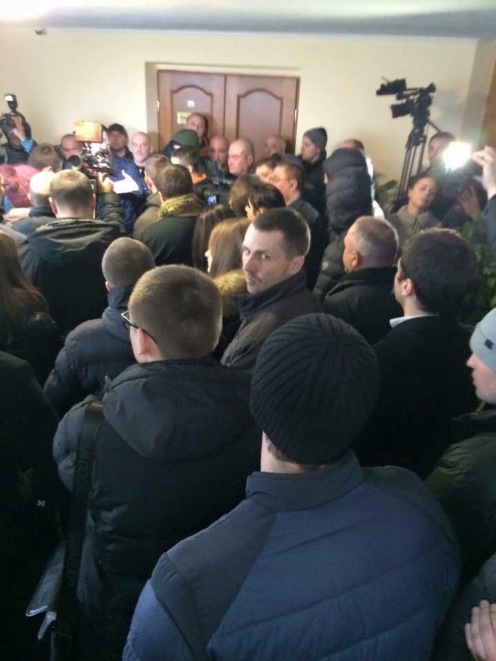 Десятки мужчин в спортивной форме блокировали мэрию Днепропетровска: полиция окружила здание
