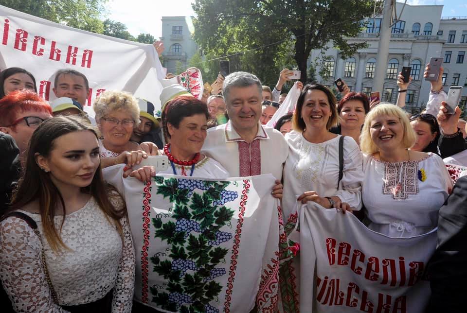 Украина празднует знаменитый День вишиванки: Порошенко красиво поздравил украинцев - кадры