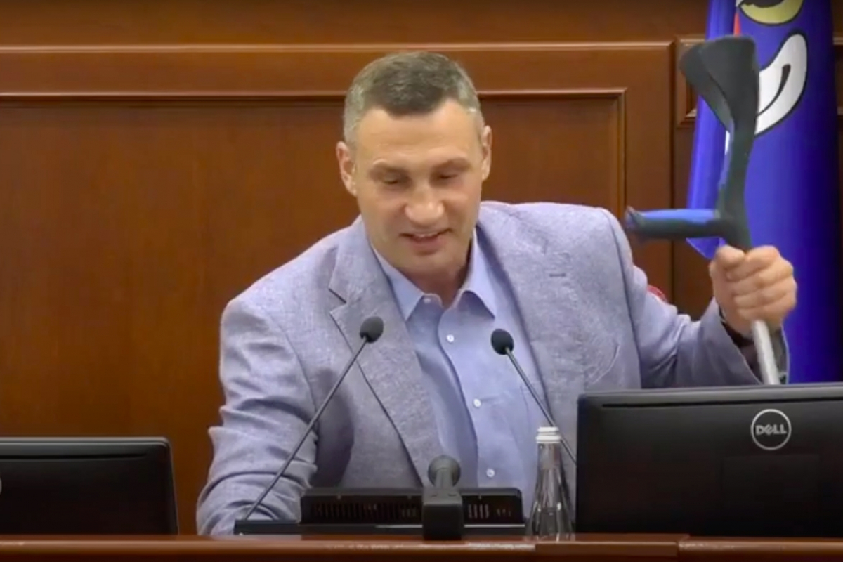 ​Кличко после разгона вандалов заметили на костылях: у мэра тяжелая травма