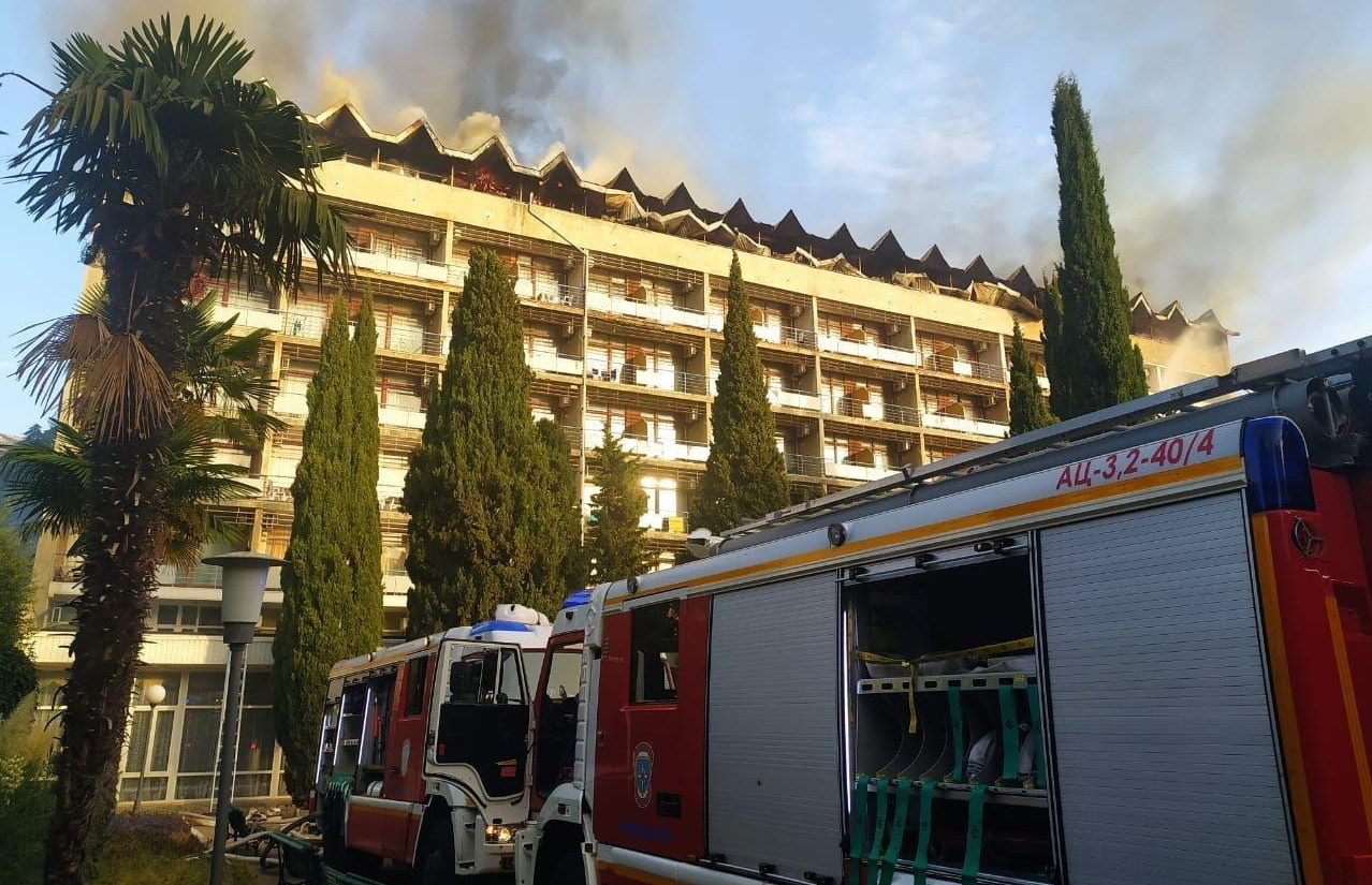 В Ялте вспыхнул пожар в санатории Минобороны РФ: огонь охватил верхние этажи здания