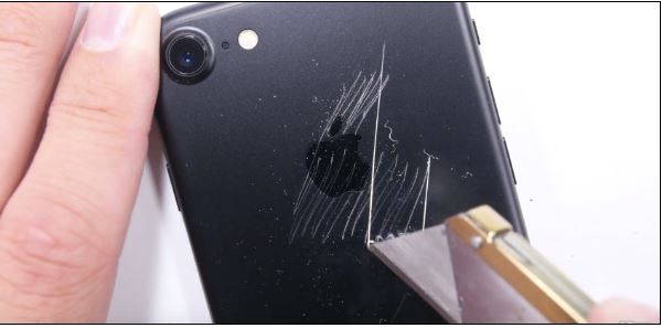 Эффектный iPhone 7 цвета «черный оникс» нуждается в защите