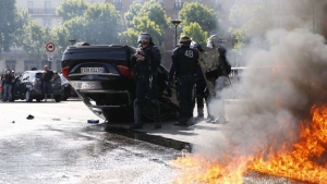 В Париже и Марселе таксисты блокируют движение и жгут шины, - ВВС