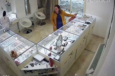 Наглое ограбление среди белого дня: одесситка обокрала ювелирный магазин почти на полмиллиона гривен