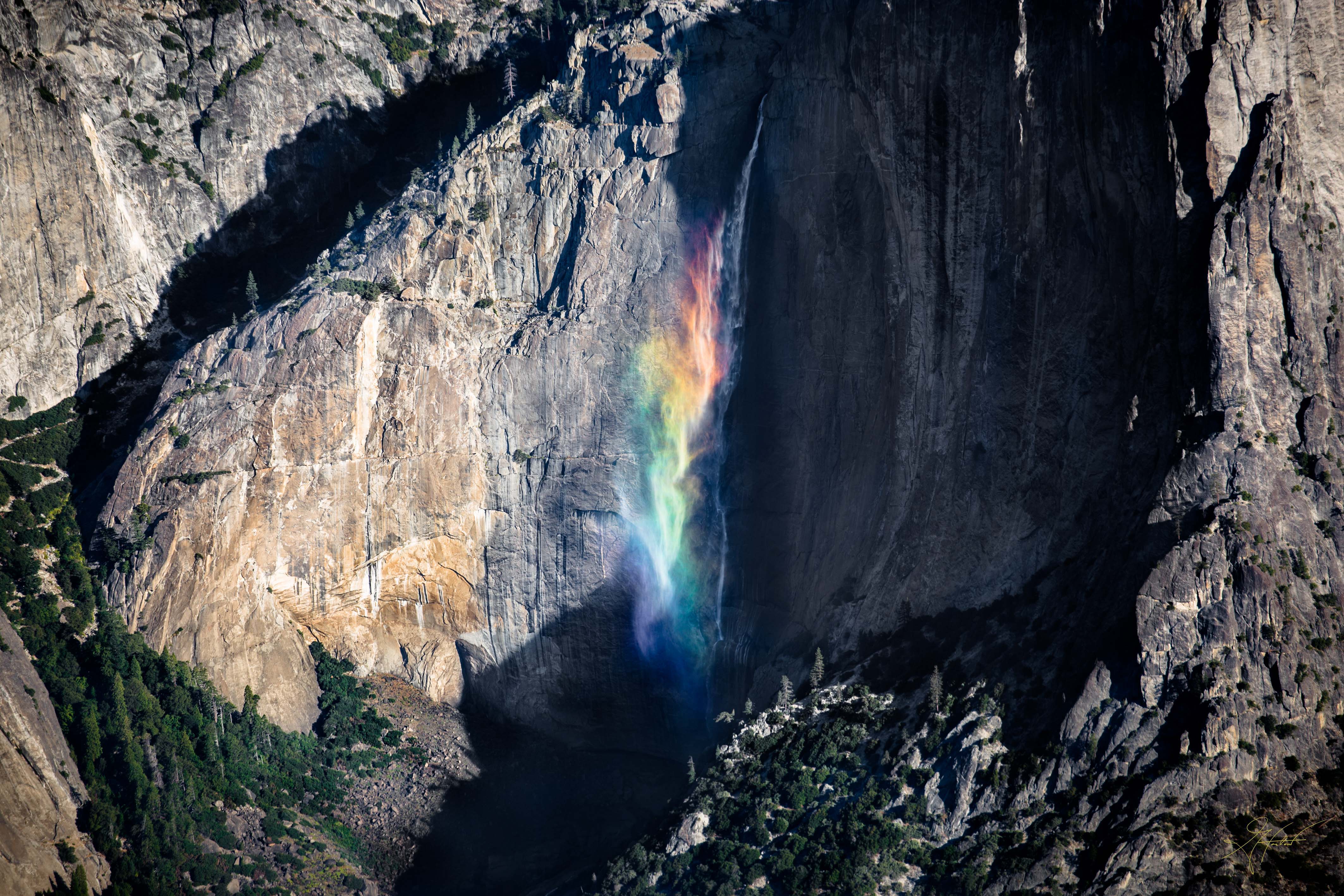 Природная "подсветка": в Калифорнии Йосемитский водопад заиграл яркими красками – кадры