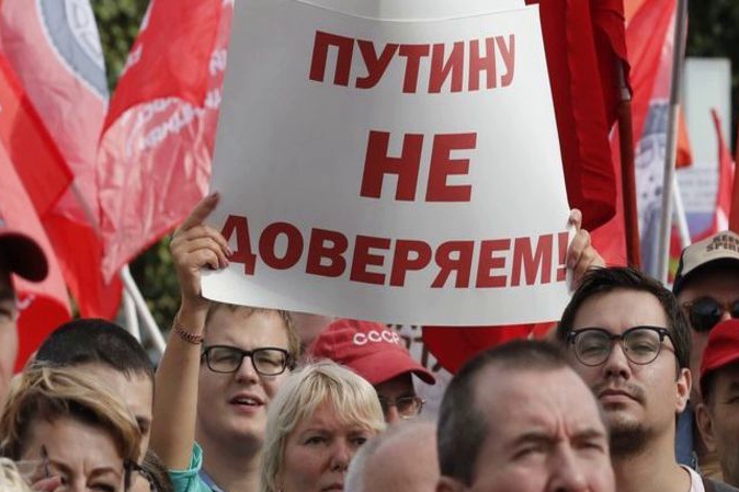 ​Россияне, обеднев, "прозрели": "У власти полные профаны с особым уникально негативным талантом"