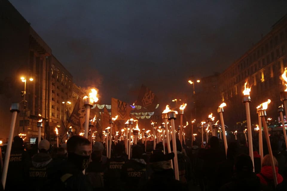 Десятки тысяч человек пришли на Марш Славы Героев: появились первые фото зрелищного ночного факельного шоу в Киеве