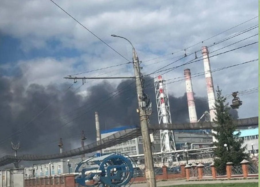 "Лютые" дроны пролетели 1700 км и атаковали уникальный для РФ химзавод – видео пожара 