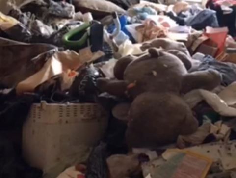 Кучи мусора в комнате и торчащий из шеи провод: кадры из квартиры в Москве, где обнаружили девочку-маугли