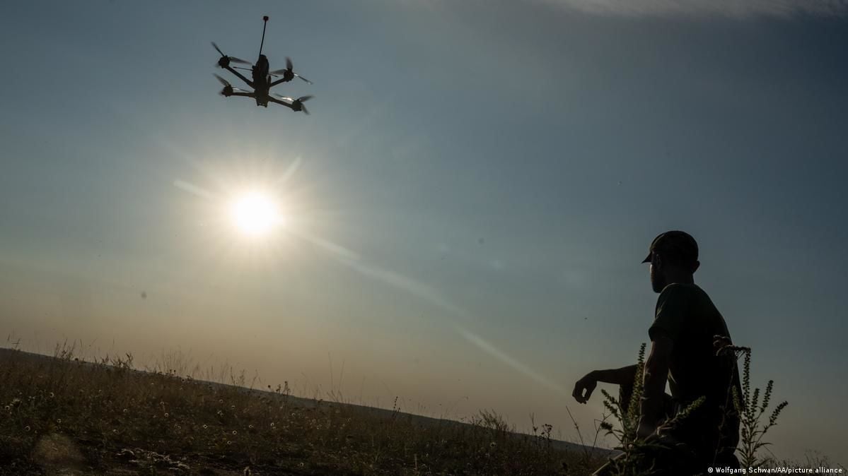 Неизвестные дроны атаковали оккупированный Крым и Орел: местные жители сообщают о мощных взрывах