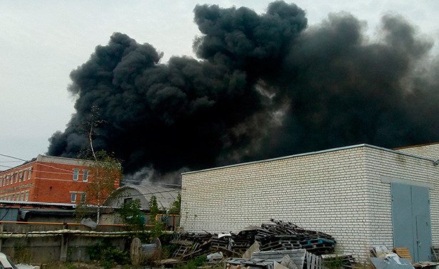Есть первые жертвы: в Нижнем Новгороде на химзаводе прозвучали взрывы и начался пожар – кадры