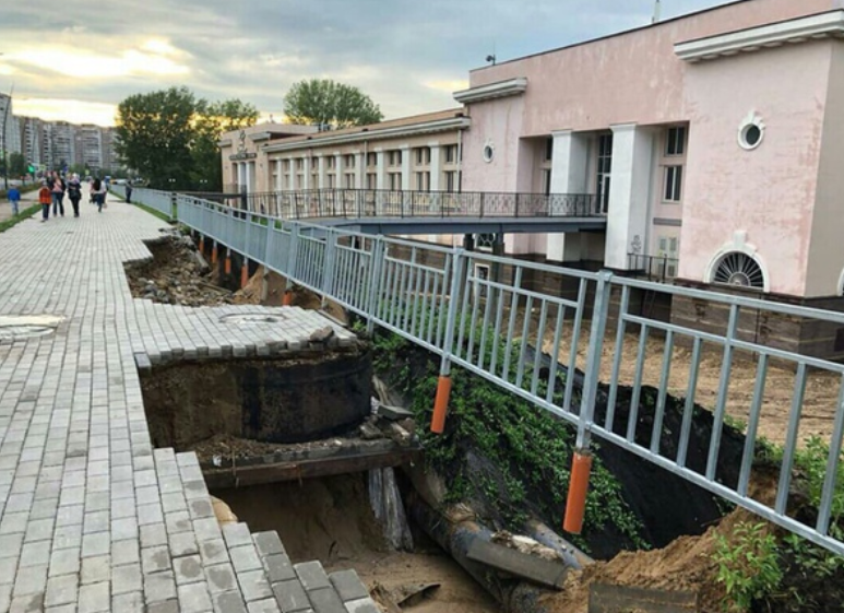 В Нижнем Новгороде дождь разрушил дорогу, построенную к ЧМ: появилось видео, россияне возмущены