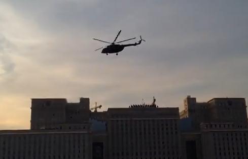 Вертолет спецсвязи над центром Москвы 12.03.15. Видео