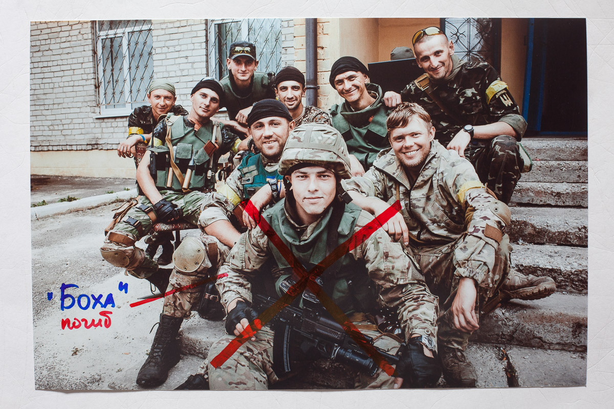 Не выдержали испытание "Донбассом" - в Москве залили краской фото бойцов АТО