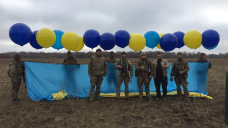 ВСУ в небо над Луганском подняли большой флаг Украины