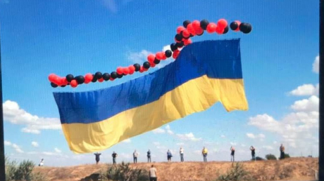 25метровый флаг Украины взлетел в небе над Крымом: "Украинцы помнят о крымчанах"
