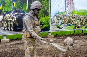 статуя, Голик, Днепр, терроризм, новости Украины, патриоты, АТО, воин, неравнодушие, ответ, Сеть, соцсети, Интернет