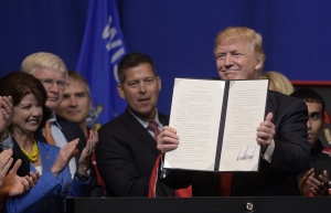 Америка, США, экономика, рабочая сила, мигранты, иностранцы, квалификация, компании, импорт, государственные закупки, указ, подписание, Белый дом, предвыборные обещания